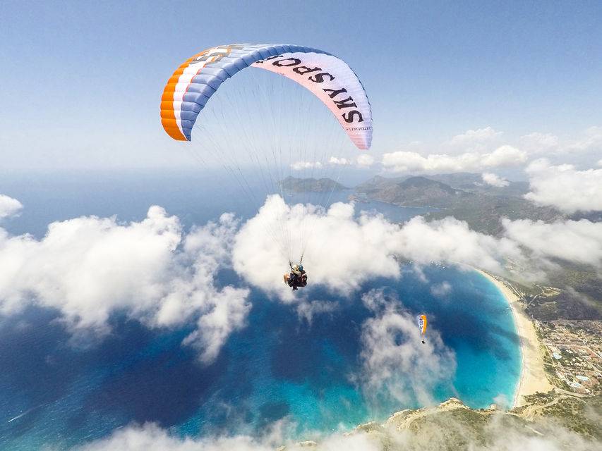 پاراگلایدر سواری، چتربال سواری یا پاراگلایدینگ (به انگلیسی: Paragliding)